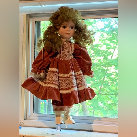 Charming Musical doll with stand - Picture 1 of 2